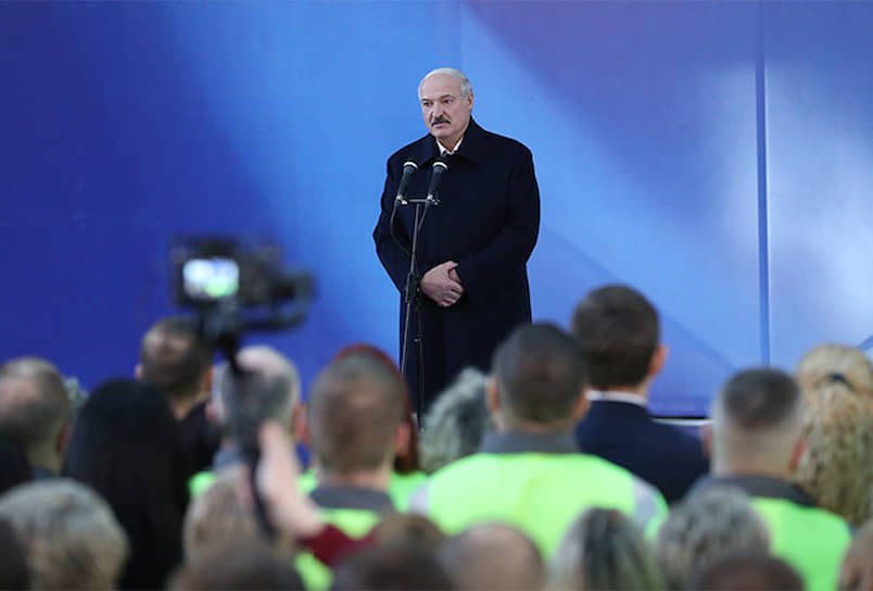 Президент Белоруссии Александр Лукашенко разъяснил коллективу Светлогорского ЦКК, как сложились отношения с Россией