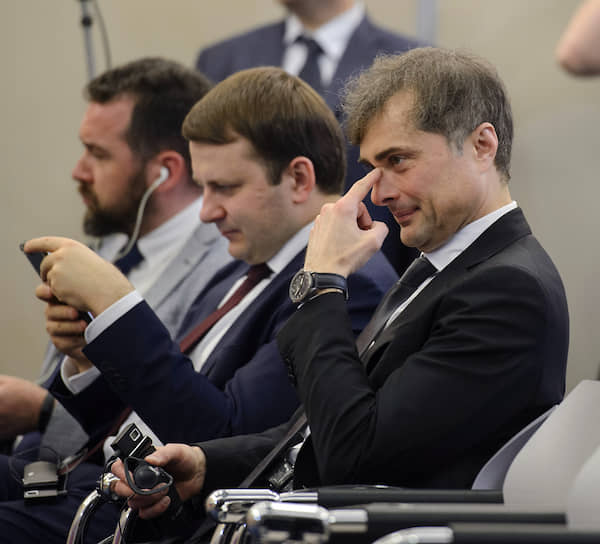 Помощник президента РФ по экономике Максим Орешкин (слева) и Владислав Сурков