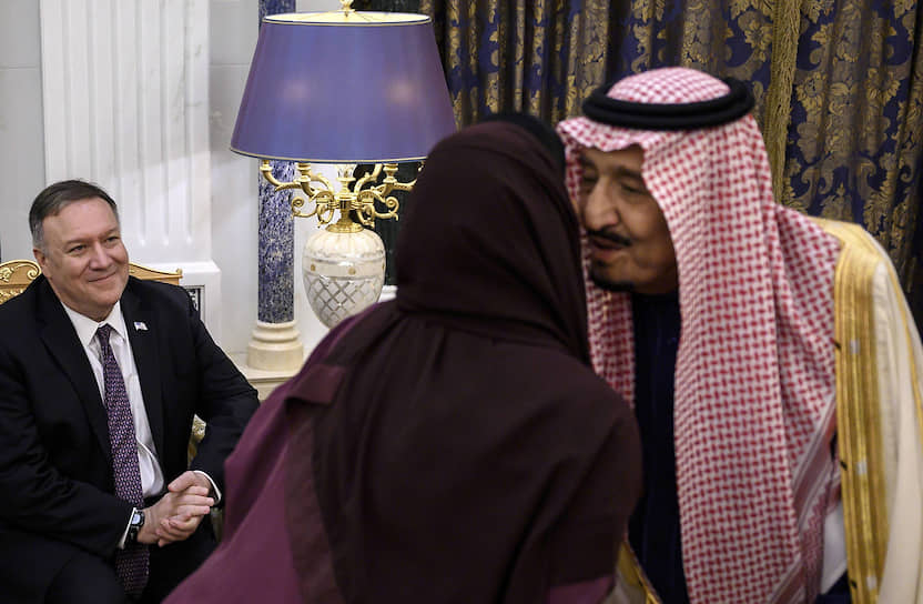 Госсекретарь США Майк Помпео (слева) и король Сальман бен Абдель Азиз Аль Сауд
