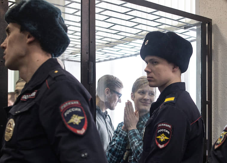 Адвокаты Дмитрия Пчелинцева (в центре) и Максима Иванкина (справа) считают, что их подзащитные непричастны к двойному убийству