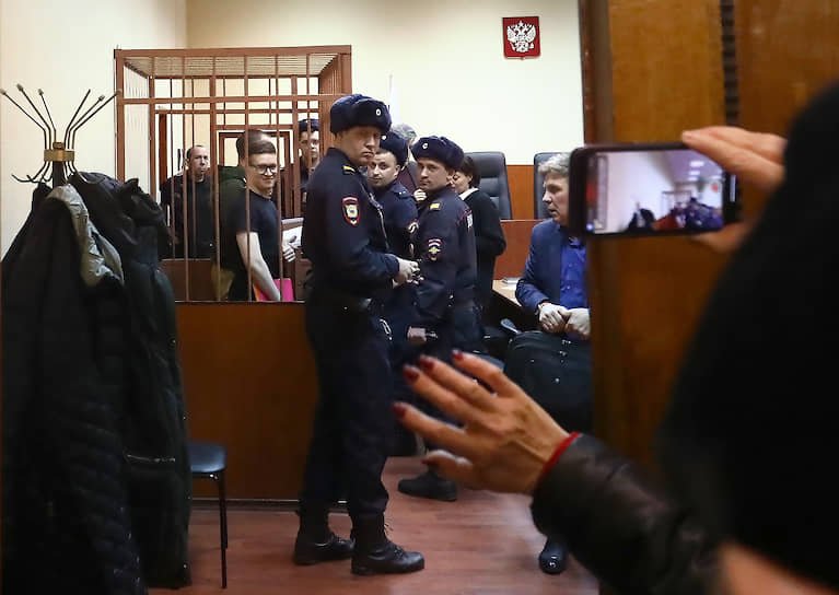 Виктора Филинкова (на переднем плане) и Юлия Бояршинова собравшиеся в зале суда называли политзаключенными