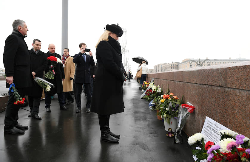 На место убийства Бориса Немцова в день годовщины его смерти приехали иностранные дипломаты (на фото в центре заместитель посла Великобритании в РФ Линдси Сколл)