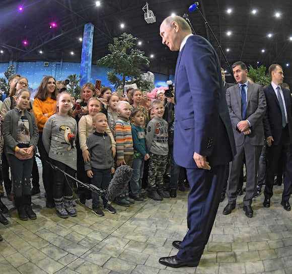Через минуту эти смирные дети осатанеют и еще полчаса будут атаковать Владимира Путина в жажде сфотографироваться с ним