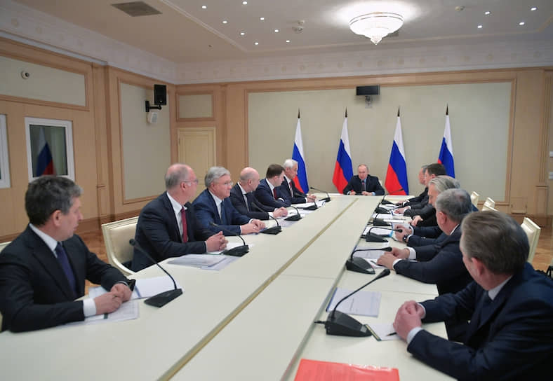Президент РФ Владимир Путин (в центре)