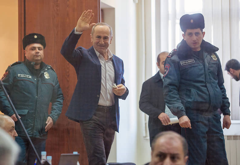 Когда экс-президента Армении Роберта Кочаряна ввели в зал суда, сторонники встали и встретили его овацией, а противники — осуждающими криками и гулом