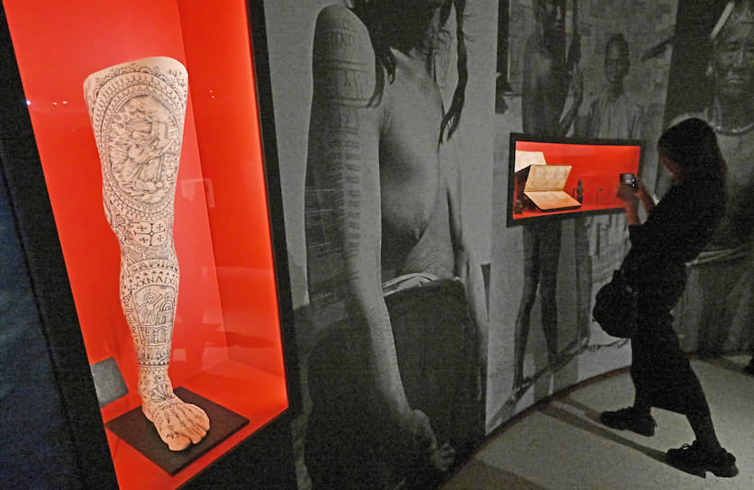 Выставка успевает рассказать об истории происхождения татуировок настолько, насколько это позволяют скромных размеров залы