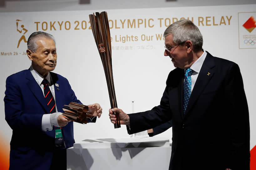 Президент МОК Томас Бах (справа) и глава оргкомитета Токио-2020 Йосиро Мори, несмотря на угрожающие темпы распространения коронавируса, переносить Олимпиаду не намерены