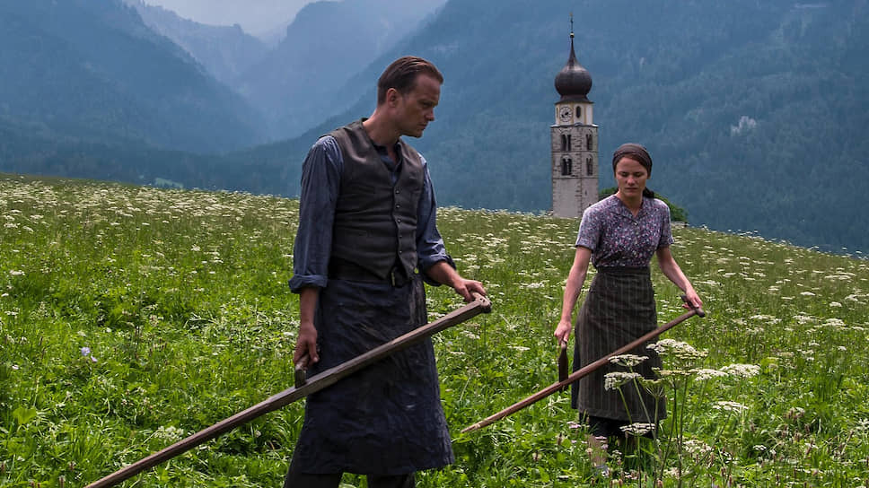 Первую половина фильма семья Франца (Аугуст Диль) и Фанни (Валери Пахнер) ведет счастливую трудовую жизнь среди альпийских лугов