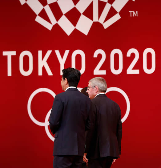 Иного выхода, кроме как перенести Олимпиаду в Токио, у премьер-министра Японии Синдзо Абэ (слева) и президента Международного олимпийского комитета Томаса Баха не оставалось