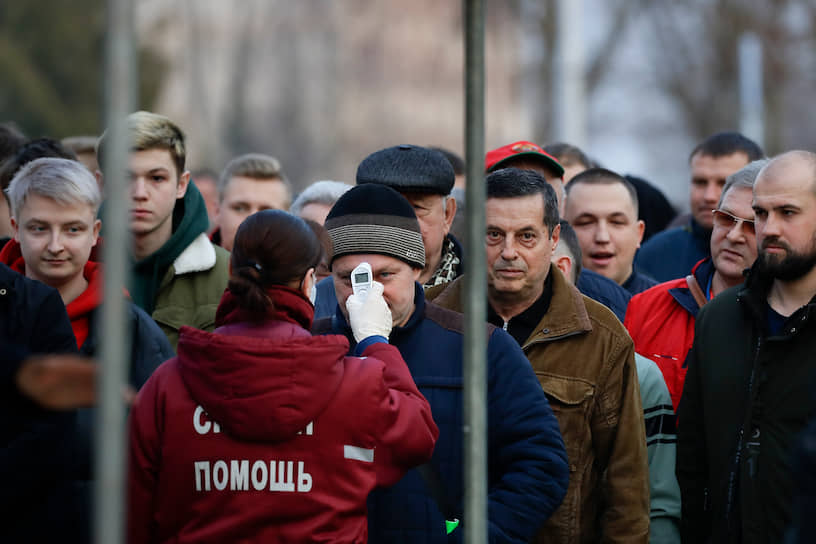Проверка температуры у болельщиков перед матчем Высшей лиги чемпионата Белоруссии по футболу