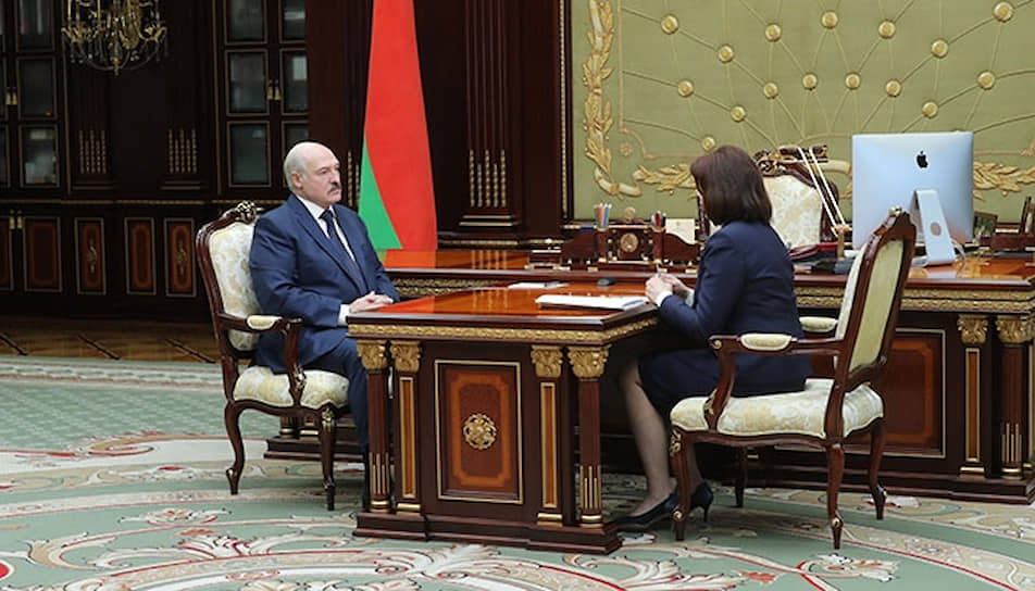 Президент Белоруссии Александр Лукашенко и председатель Совета республики Наталья Кочанова