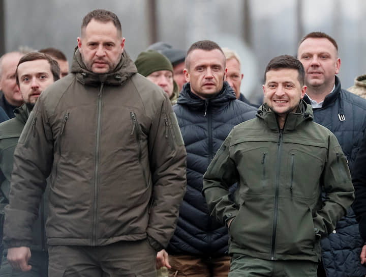 Глава офиса президента Украины Андрей Ермак (слева на переднем плане) оказался косвенно причастен к первому коррупционному скандалу в ближайшем окружении Владимира Зеленского