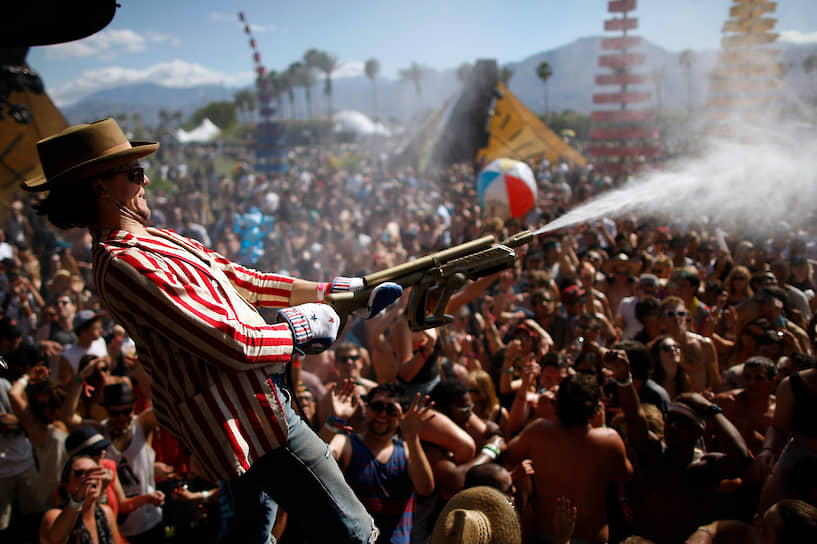 Фестиваль Coachella в жаркой Калифорнии стал альтернативой дождливому и слякотному Glastonbury