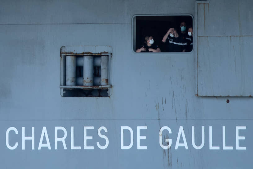 Первый после планового ремонта боевой поход авианосца «Шарль де Голль» завершился на две недели раньше срока — когда выяснилось, что больше половины его команды заразились коронавирусом