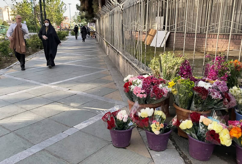 С появлением людей на улицах возобновили деятельность и торговцы цветов