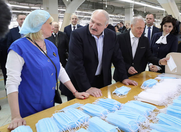 Александр Лукашенко (на фото: посещает фабрику в Бобруйске) утверждает, что Белоруссия готова эффективно противостоять эпидемии