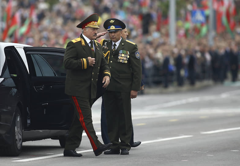 Президент Белоруссии Александр Лукашенко (слева)