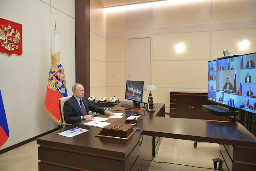 Президент России Владимир Путин во время совещания с министрами 
