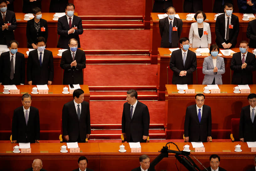Высшему китайскому руководству (на переднем плане) во главе с председателем КНР Си Цзиньпином (в центре) и премьером Ли Кэцяном (второй справа) была оказана привилегия присутствовать на открытии сессии без масок