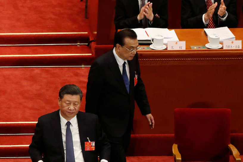 Председатель КНР Си Цзиньпин (слева) и премьер Госсовета КНР Ли Кэцян