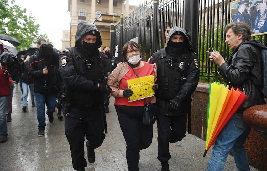Задержание общественного деятеля Юлии Галяминой на пикетах в Москве