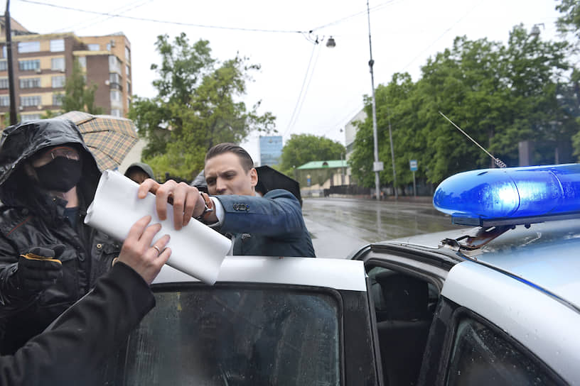 Адвокат Дмитрий Захватов во время задержания