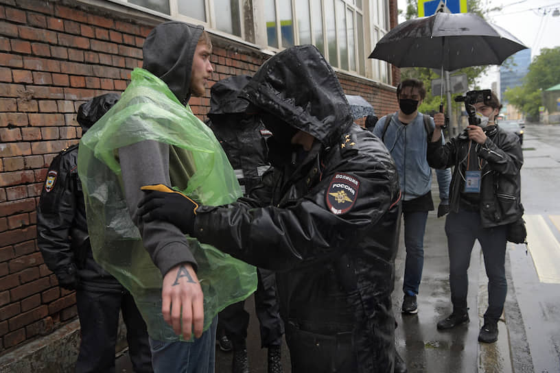 Автор Telegram-канала Avtozak Live Максим Кондратьев (слева) во время задержания