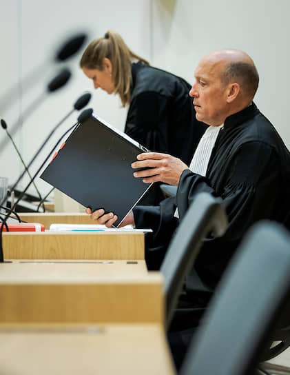 Голландские адвокаты (на фото) Олега Пулатова попросили отложить рассмотрение дела в связи с тем, что из-за пандемии коронавируса они не могут очно общаться со своим подзащитным