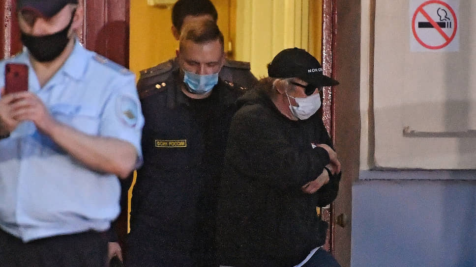 Актер Михаил Ефремов (справа) после заседания суда, на котором ему избрана мера пресечения в виде домашнего ареста на два месяца