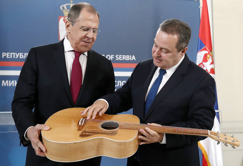 Глава МИД Сербии Ивица Дачич подарил Сергею Лаврову гитару, а тот в ответ преподнес сербскому коллеге в подарок микрофон — оба дипломата не прочь спеть в хорошей компании