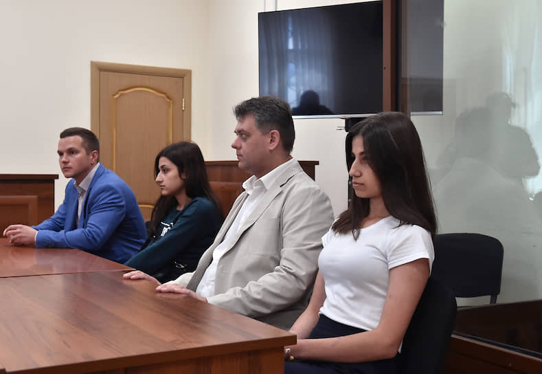 Обвиняемые Ангелина (справа) и Крестина Хачатурян (вторая слева) во время заседания суда