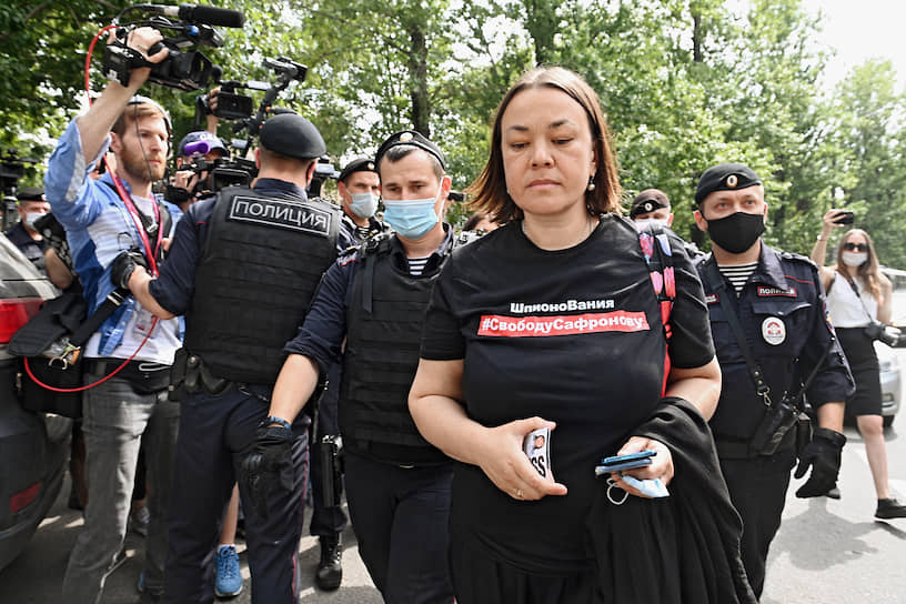 Спецкор ИД «Коммерсантъ» Ольга Алленова пришла поддержать к СИЗО коллегу, но вынуждена была общаться с полицией