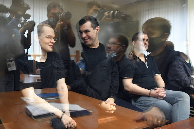 Руслан Костыленков (в центре), по версии обвинения, создал экстремистское сообщество, в которое вступили Вячеслав Крюков (слева) и Петр Карамзин