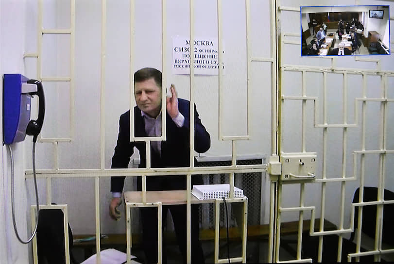 По видео-конференц-связи Сергей Фургал не только активно пообщался с собравшимися в суде, но и спел для них песню