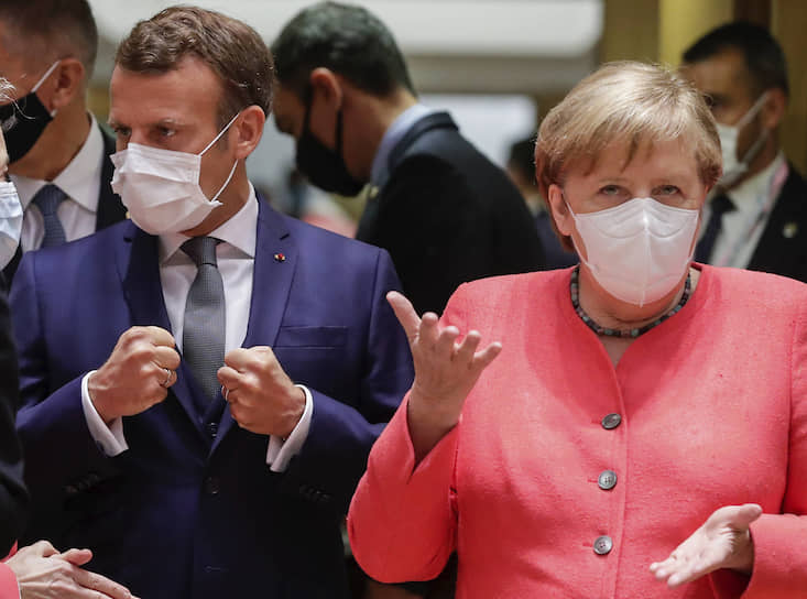 Лидеры стран ЕС (на фото: президент Франции Эмманюэль Макрон и канцлер ФРГ Ангела Меркель) на первом после начала пандемии очном саммите соблюдали все меры предосторожности