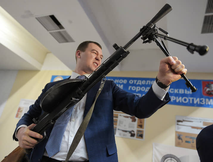 Михаил Дегтярев демонстрирует знакомство с одноименным пулеметом, но на новой работе ему понадобятся другие знания
