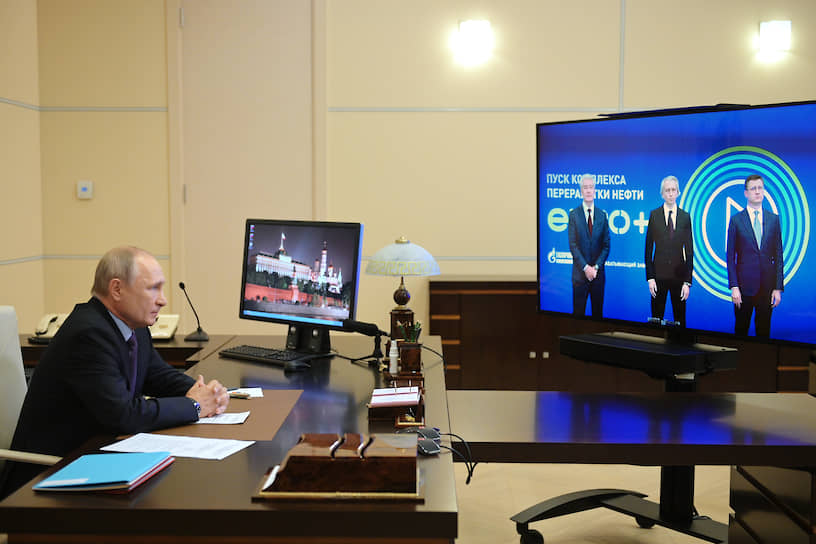 Владимир Путин по привычке сидя принимал парад открытия комплекса на МНПЗ