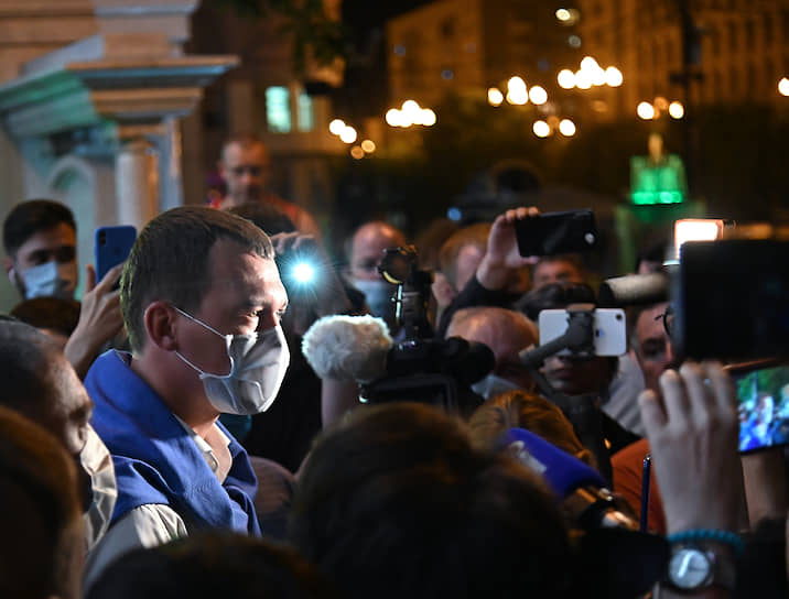 К моменту выхода Михаила Дегтярева на площадь перед хабаровской администрацией журналистов там оказалось примерно столько же, сколько и протестующих