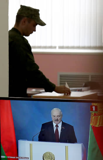 Белорусские военные заверяют, что «армия гордится своим главнокомандующим» — президентом Александром Лукашенко — и готова поддержать его как на боевом посту, так и на избирательных участках
