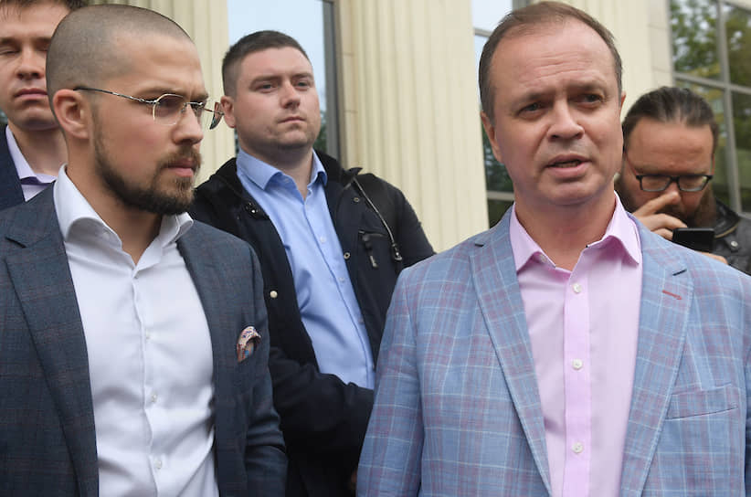 Адвокаты Ивана Сафронова Иван Павлов, Даниил Никифоров и Дмитрий Катчев (справа налево) считают, что возбуждение дисциплинарных дел против некоторых из них является формой давления на защиту