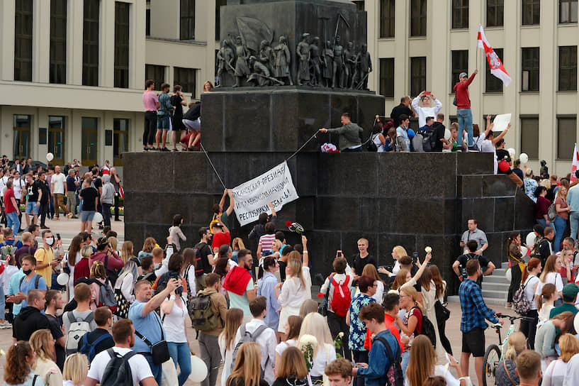 Многие белорусы не стали бы спорить с тем, что «всеобщая вера в революцию есть уже начало революции» (на фото: акция протеста у памятника Владимиру Ленину на минском проспекте Независимости)