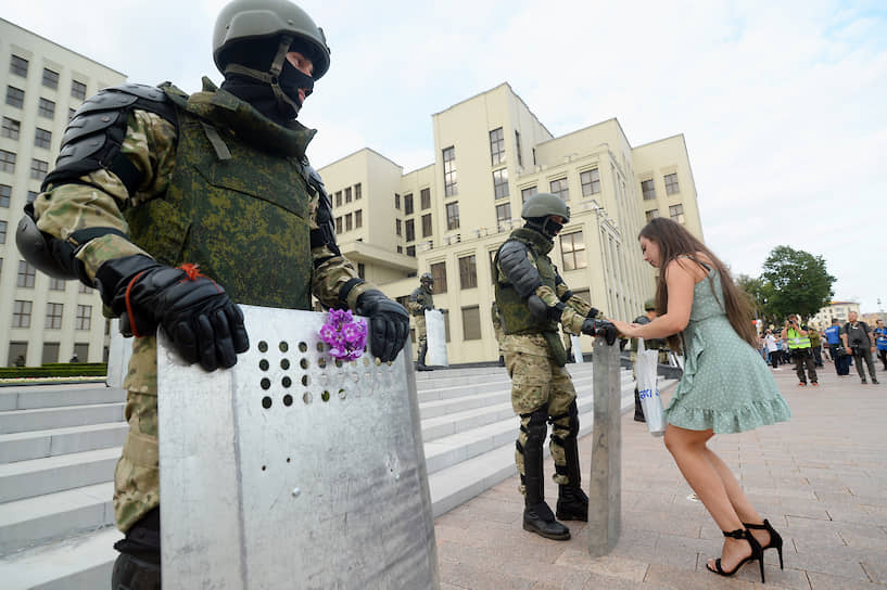 Опустив щиты перед протестующими, бойцы внутренних войск неожиданно для себя оказались награждены объятиями девушек и цветами