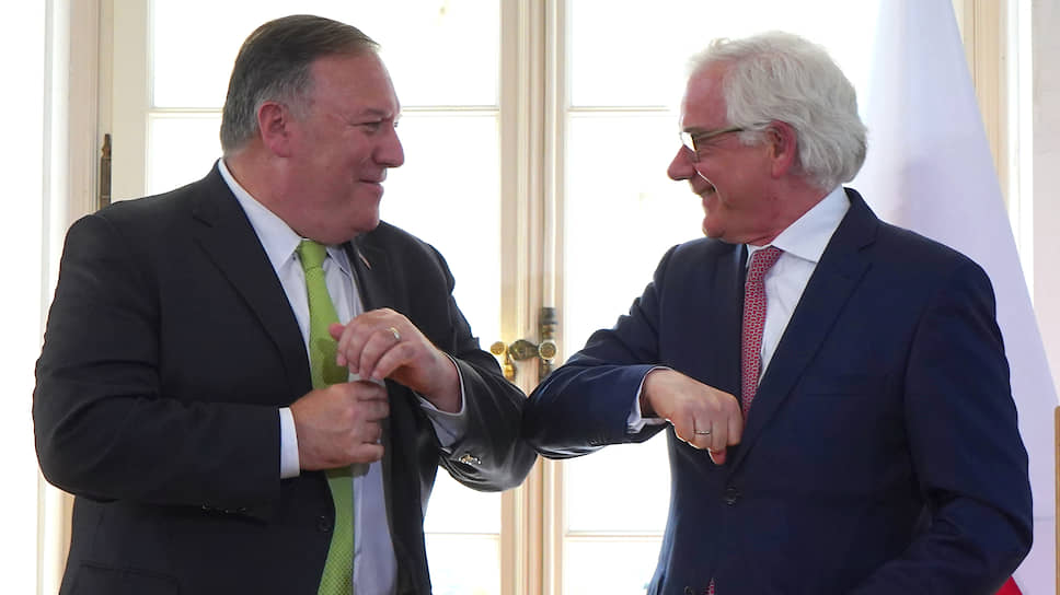 Mike Pompeo (à esquerda) com o ministro das Relações Exteriores da Polônia, Jacek Czaputovich