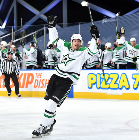 Форвард «Далласа» Денис Гурьянов первым из россиян забросил в матче play-off НХЛ четыре шайбы