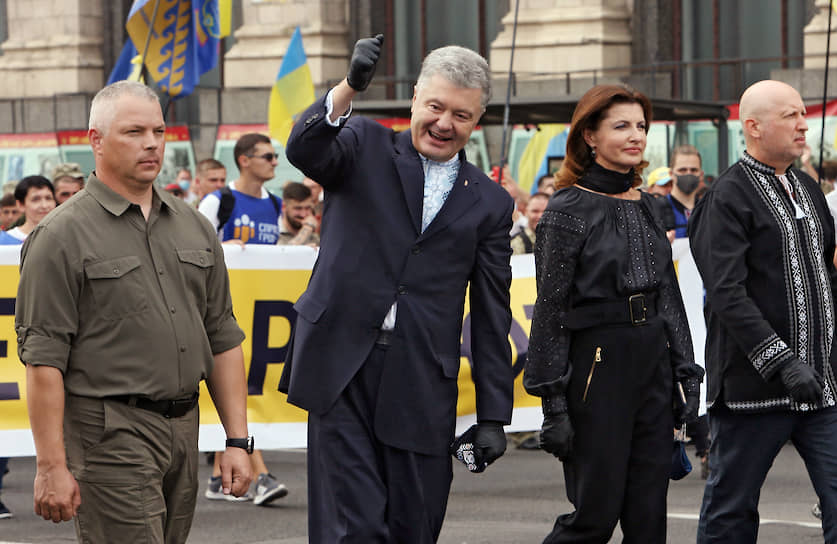 Бывший президент Украины, глава партии «Европейская солидарность» Петр Порошенко (второй слева), его жена Марина и бывший секретарь СНБО Украины Александр Турчинов (справа)