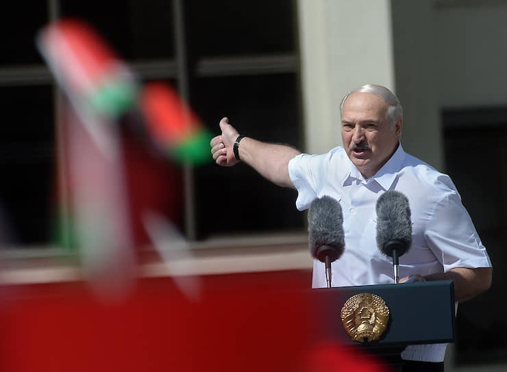 Александр Лукашенко уверен, что у него за спиной поддержка 80% населения Белоруссии, но от помощи российских силовиков он все-таки не отказывается