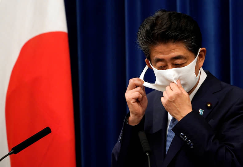Эпидемия коронавируса заметно пошатнула рейтинг Синдзо Абэ, но уйти в отставку с поста премьер-министра Японии его вынудила другая болезнь