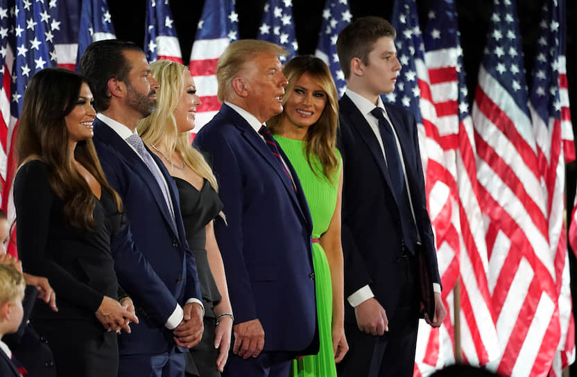 Президент США Дональд Трамп (в центре) с семьей