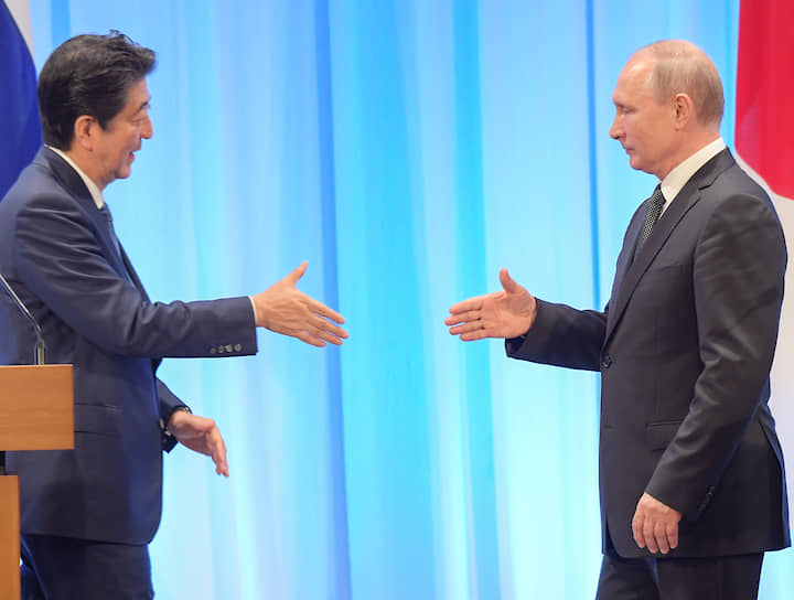 Уходящий премьер-министр Японии Синдзо Абэ (слева) и президент России Владимир Путин
