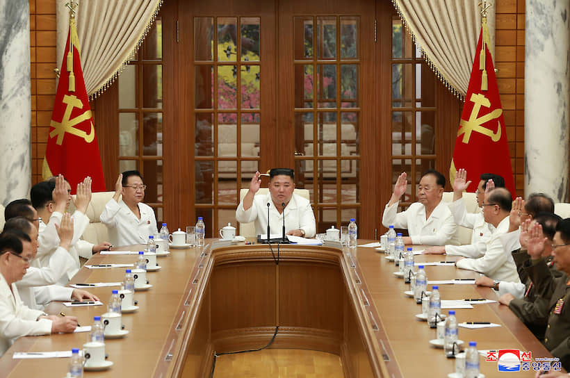 Северокорейский лидер Ким Чен Ын (в центре)